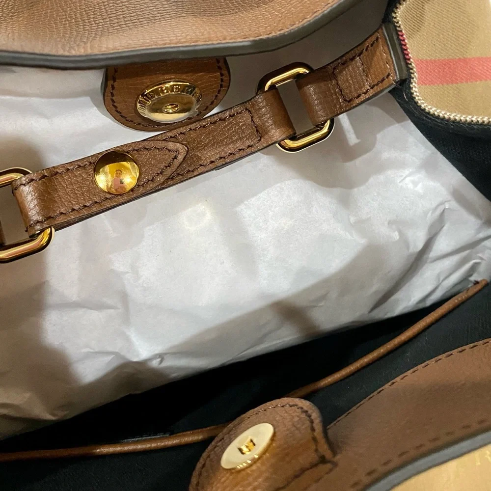 NWT Burberry tote Handbag - Picture 7 of 16